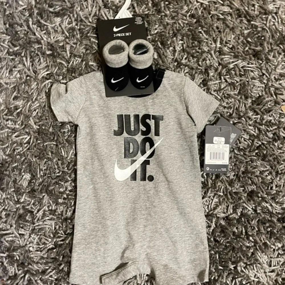 Nike boys 2 piece set size 0-6 month - Picture 3 of 3